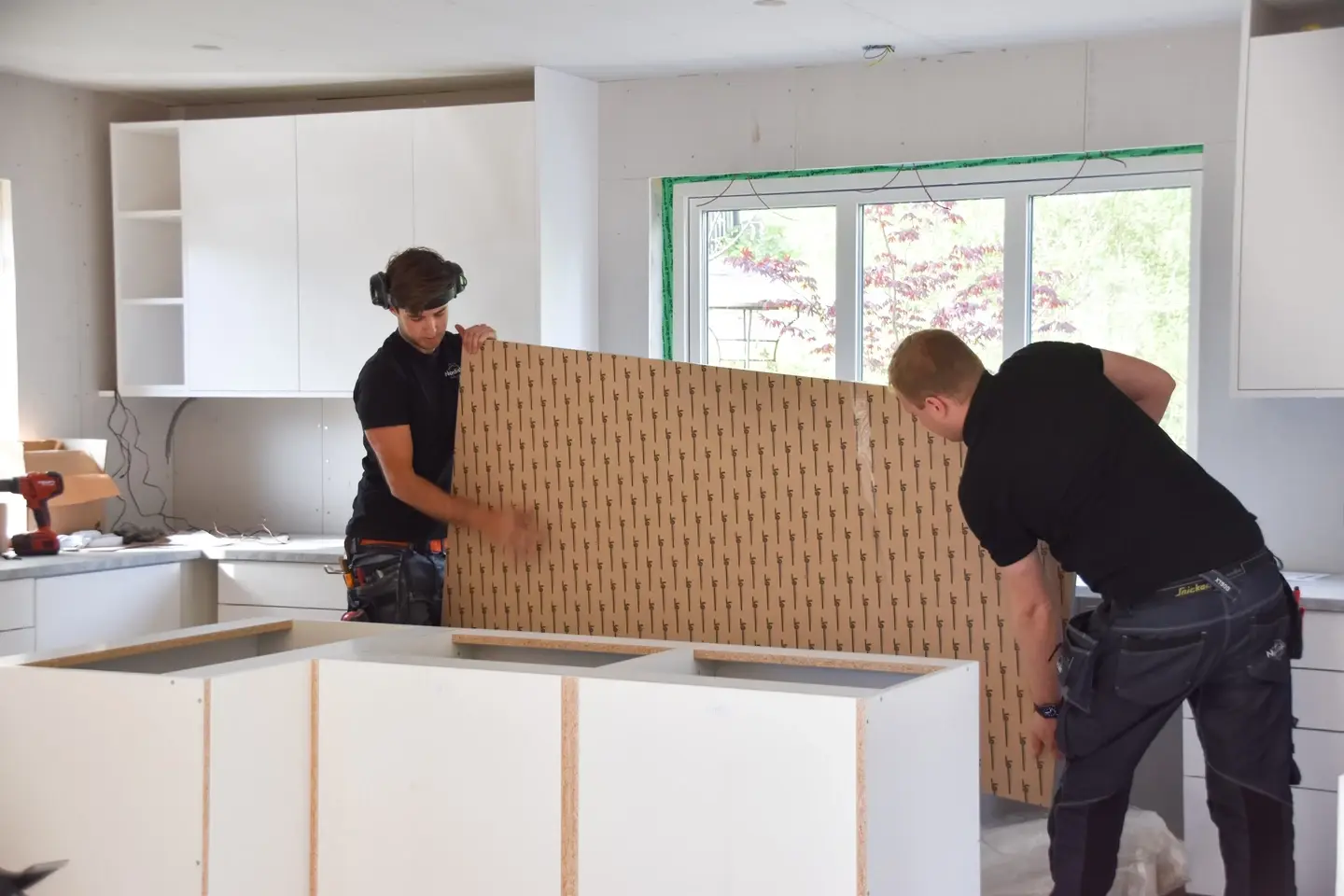 Vad ingår i materialval och projektplanering för ett hus?